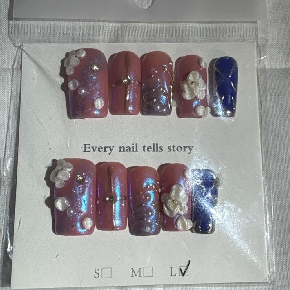 New press-on nail set in size large